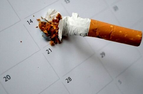 kaputte Zigarette und mit dem Rauchen aufhören
