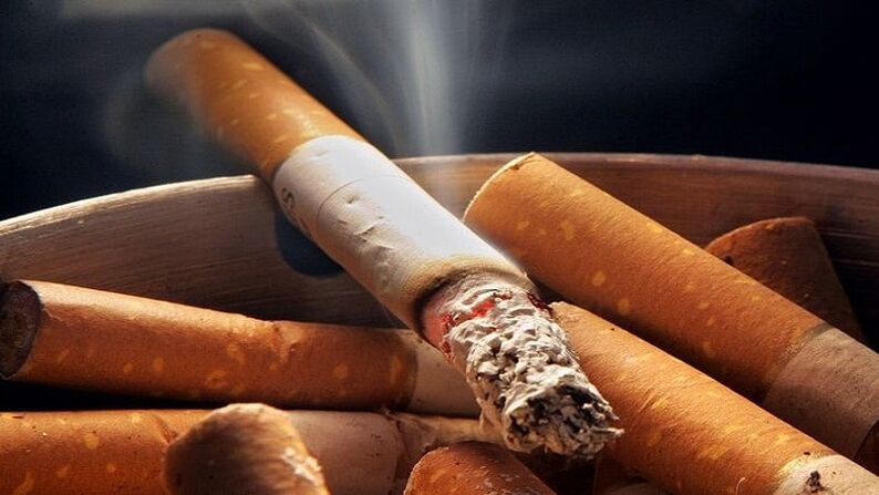 Zigarette angezündet und mit dem Rauchen aufgehört